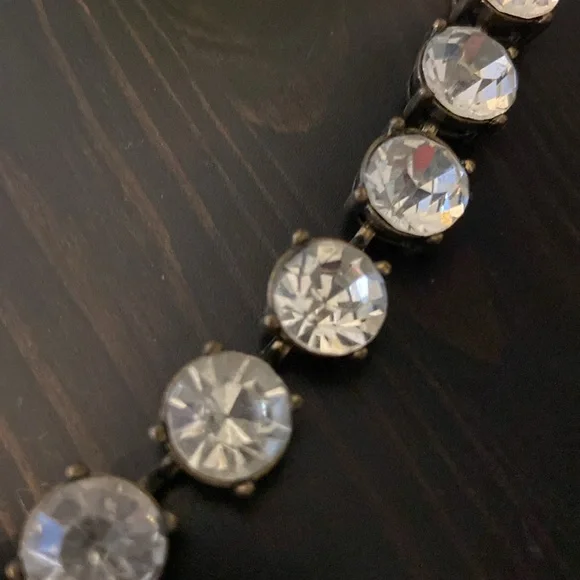 White crystal/faux diamond necklace - Picture 2 of 8